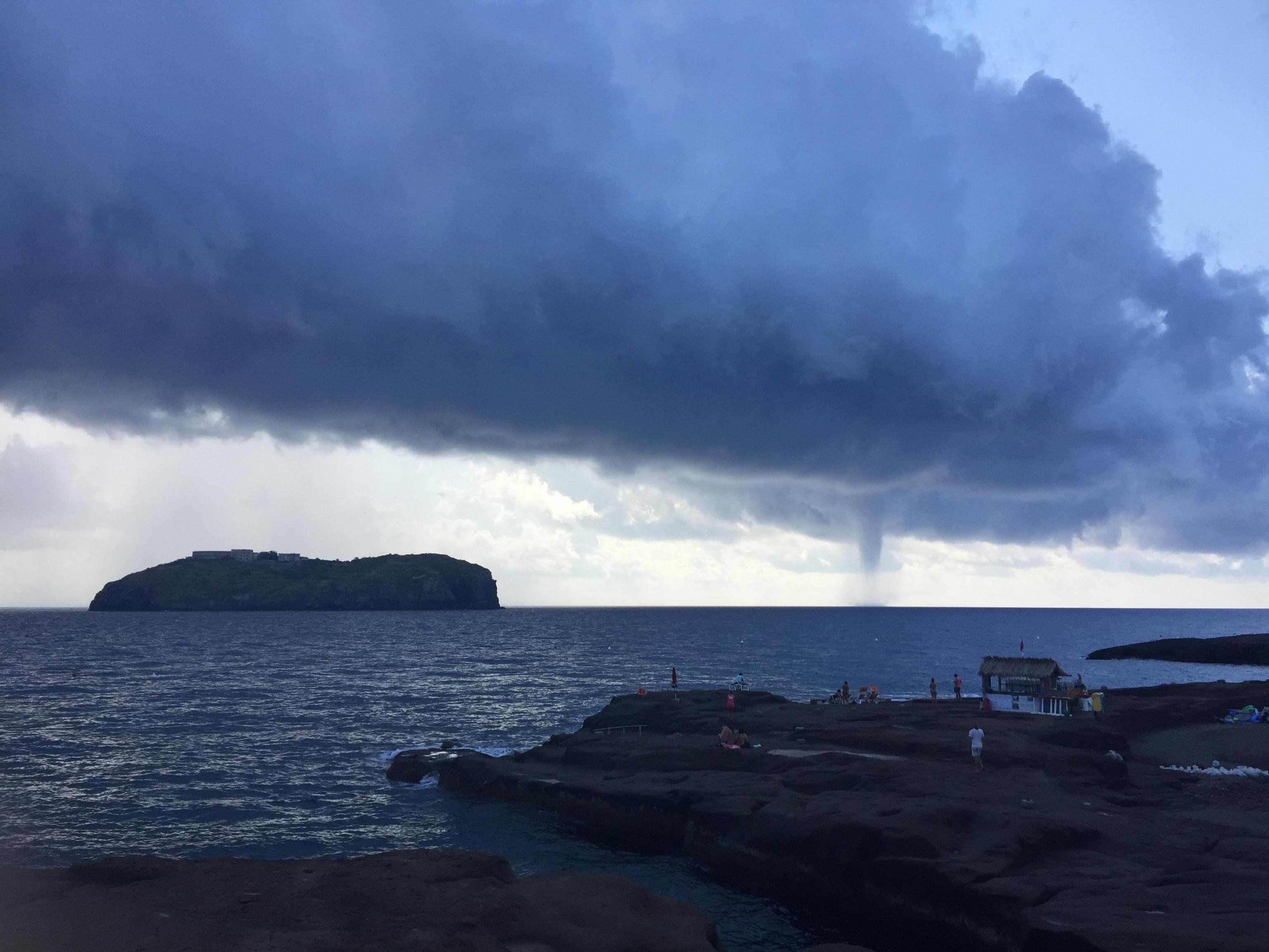 Ultima follia dell’Onu: chiudere i profughi in ghetti galleggianti