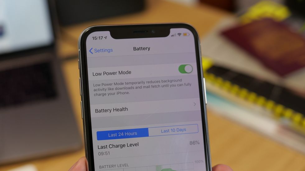 Photo of the low power mode of iOS on an iPhone X