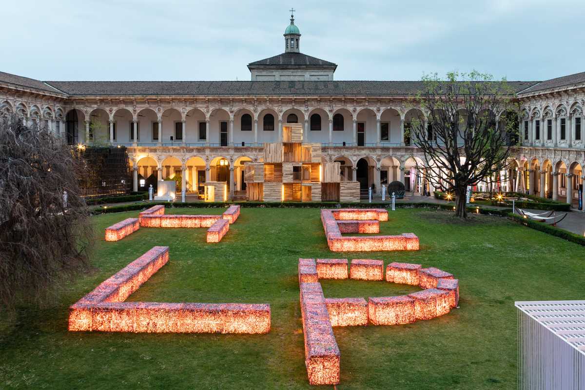 B&B Italia torna in Fiera dopo vent'anni. In Statale un'installazione con tonnellate di tappi di plastica