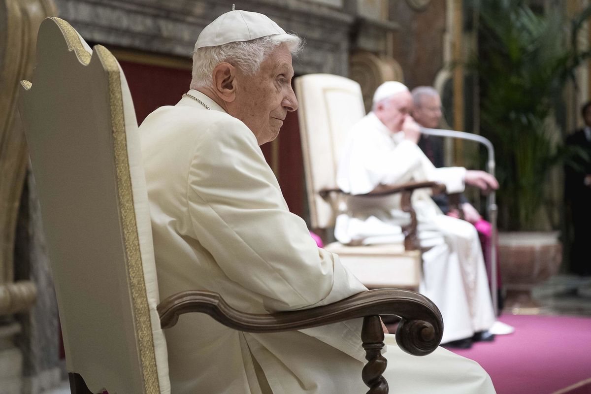 Bergoglio tace. È del Papa emerito la vera risposta al memoriale Viganò