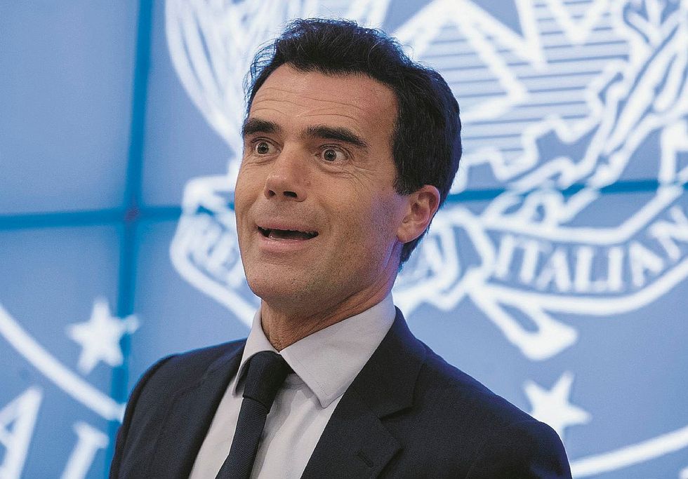 Una superconsulenza inguaia Gozi, l’italiano che corre con Macron