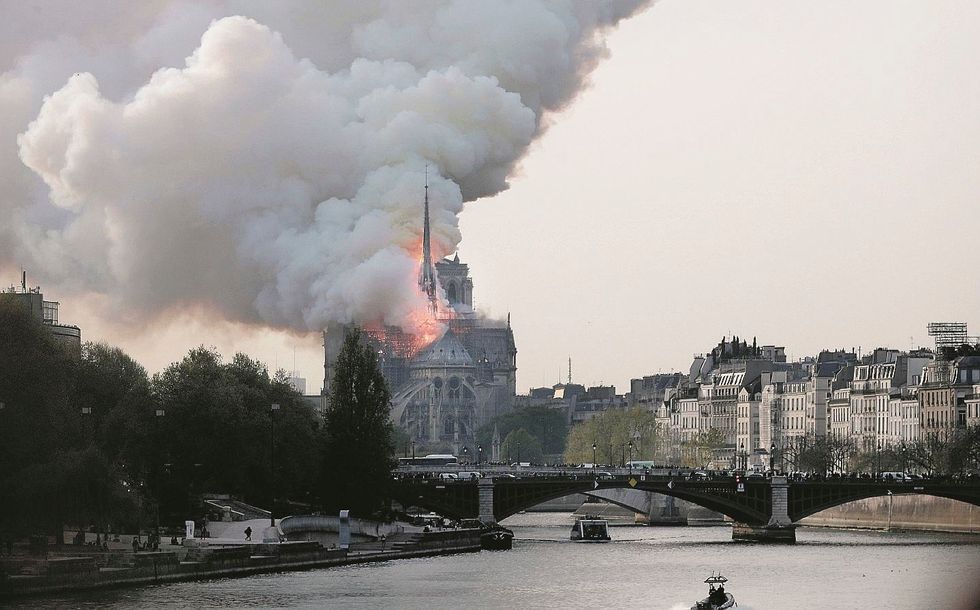 Dovevano restaurare Notre Dame. L’hanno devastata per sempre