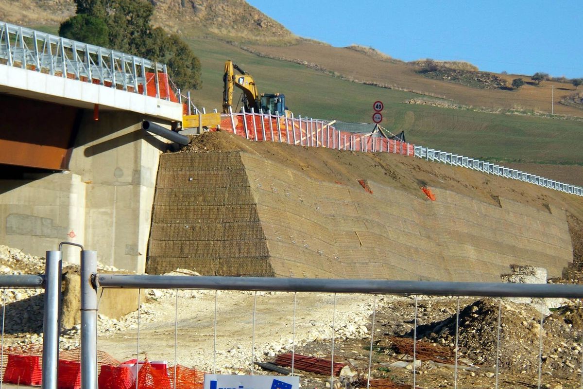 Lo sblocca cantieri è fermo. Attende un cavillo di legge che favorisce i fondi esteri