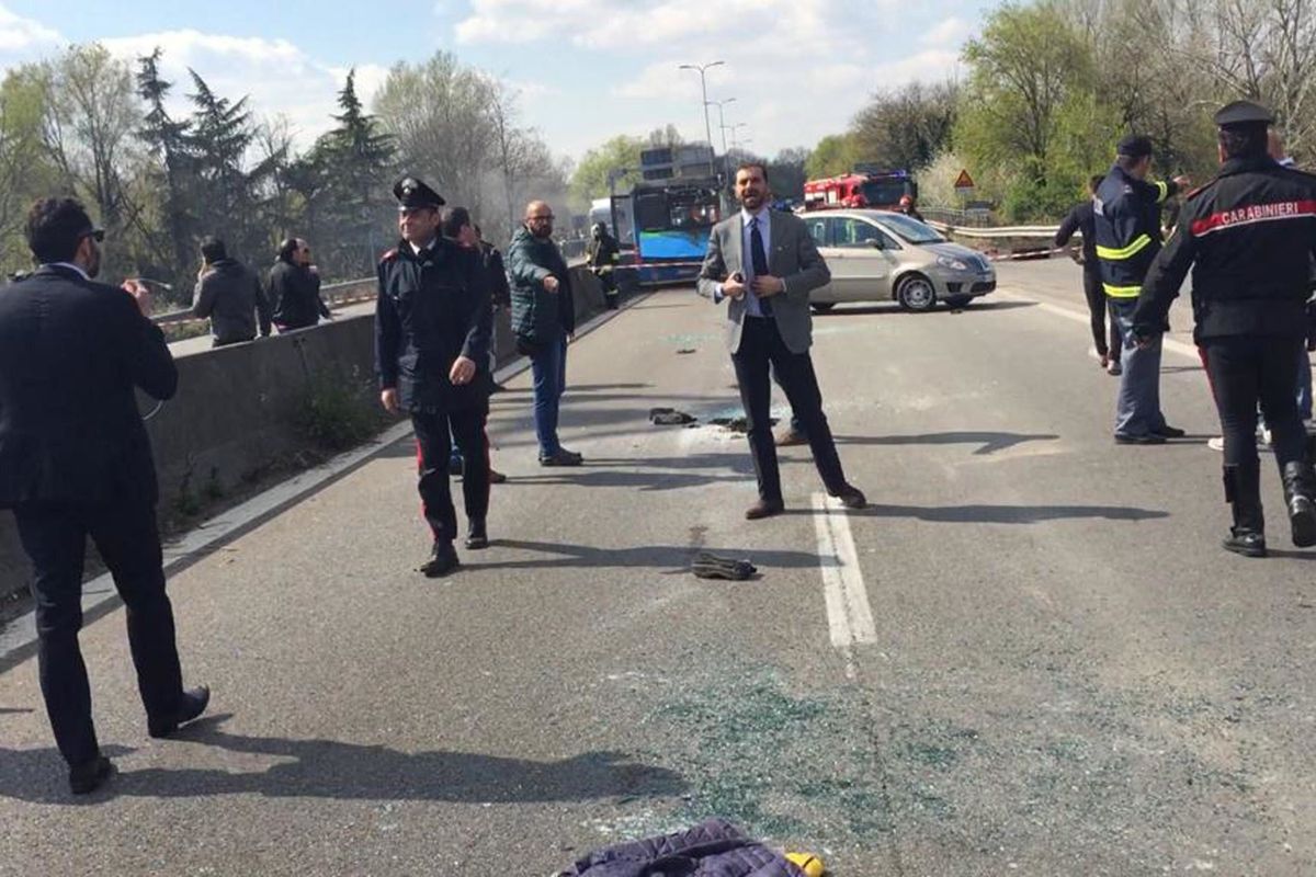 Autista senegalese brucia il bus con gli scolaretti: «Vendetta contro Salvini»