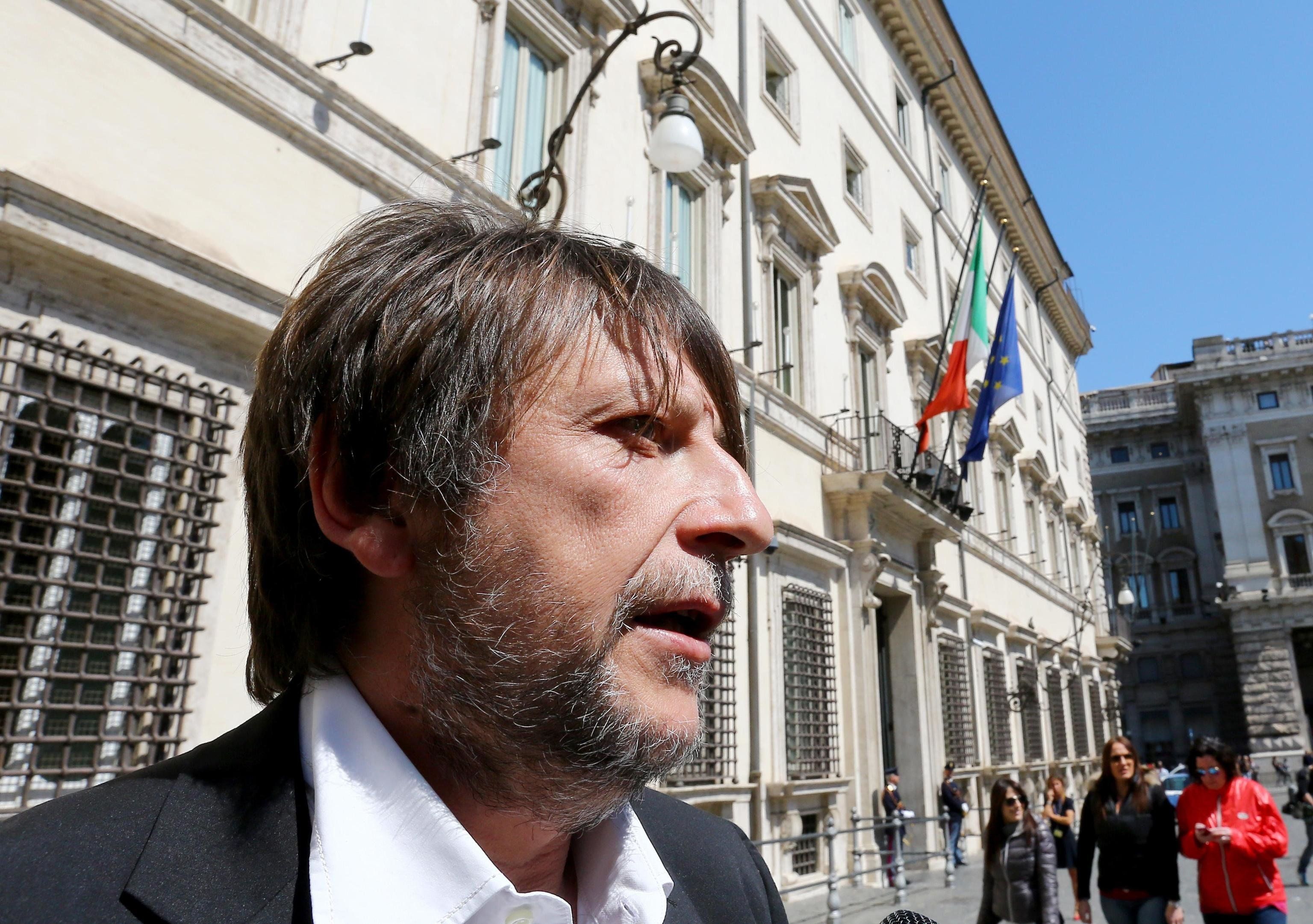 Casarini quando non sbarca immigrati fattura