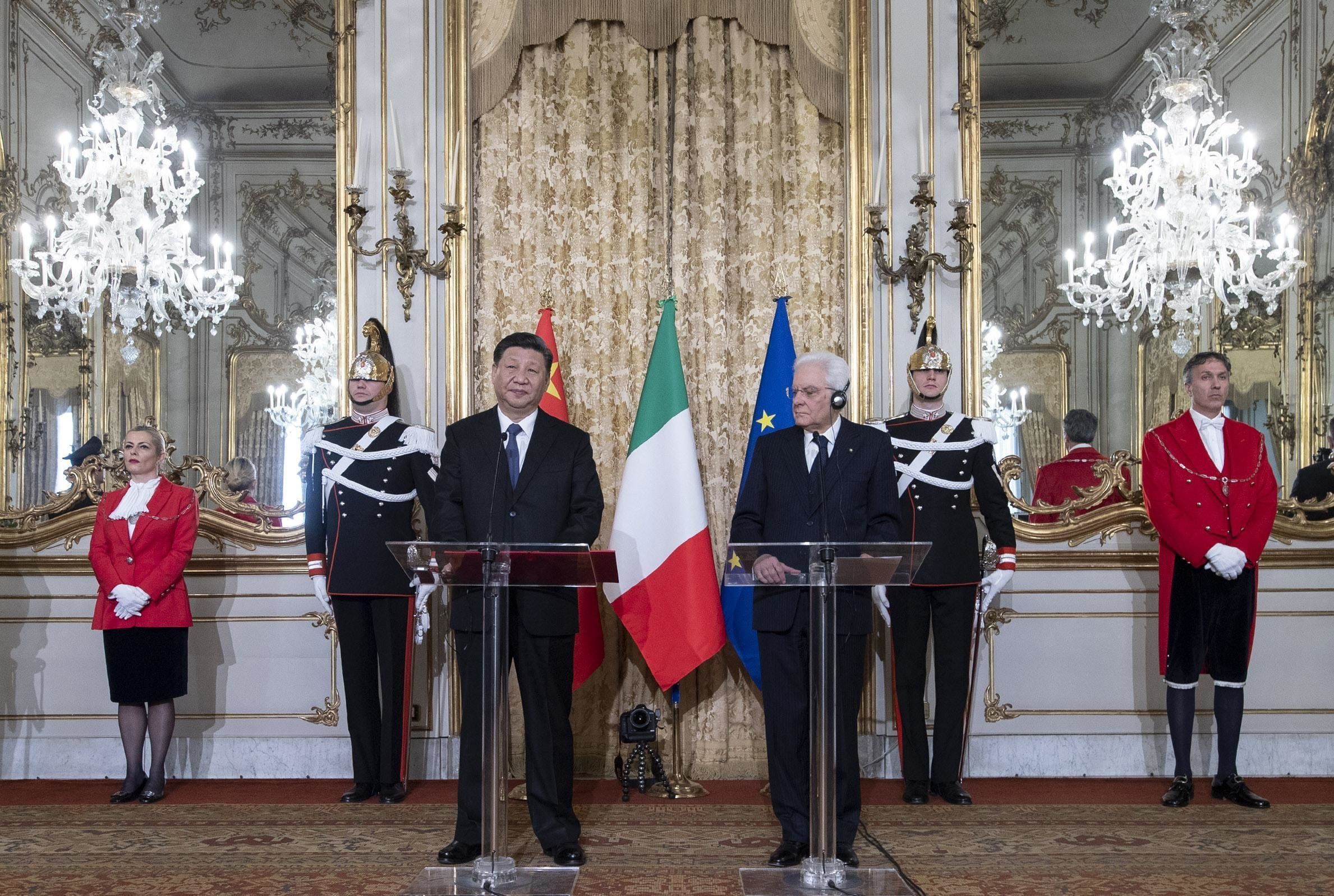 Mattarella spiazza i fan. Uomo Usa? Mica vero, è lui che ha aperto ai cinesi