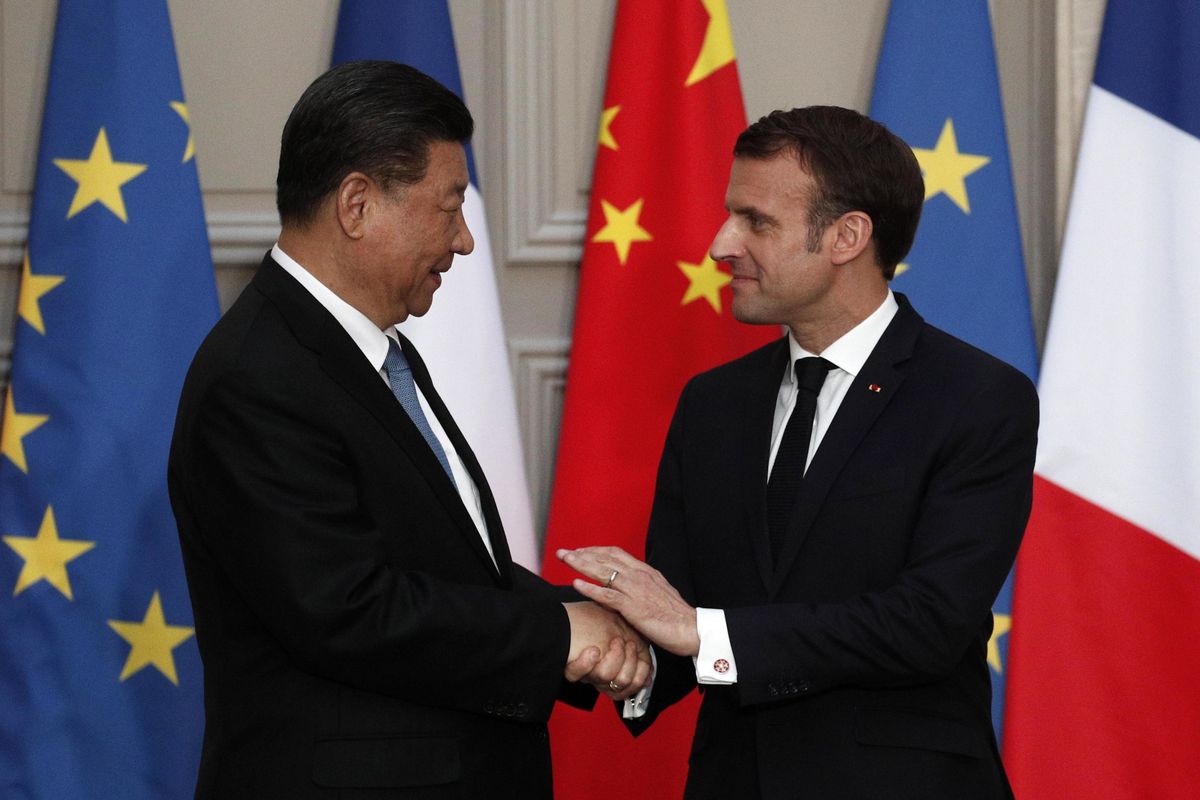 Prima ci fa la morale, poi Macron vende a Xi Jinping 300 Airbus