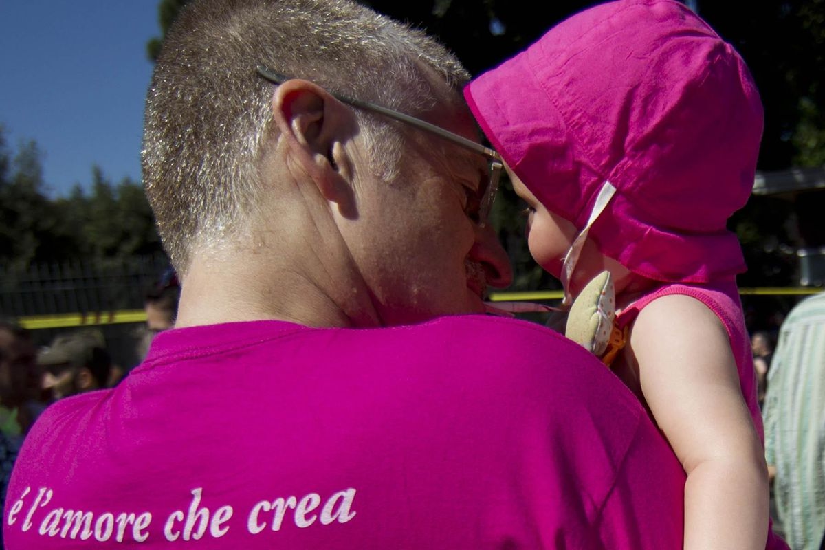 Agli eterosessuali è proibito mentire all’anagrafe, invece
ai «genitori» gay no