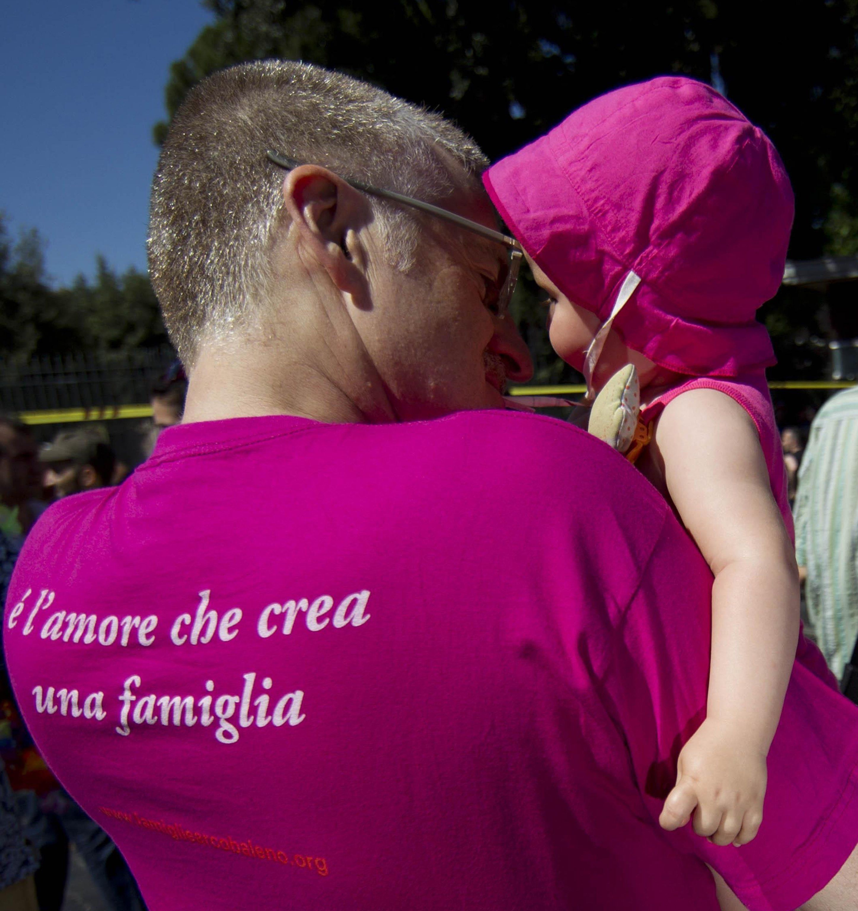 Agli eterosessuali è proibito mentire all’anagrafe, invece ai «genitori» gay  no