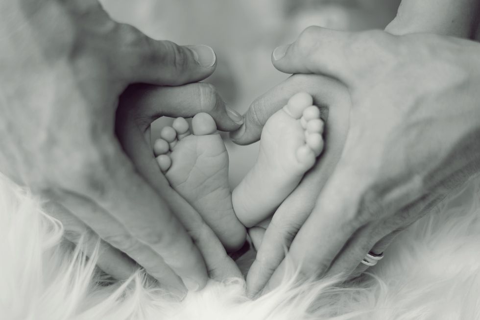 https://pixabay.com/photos/baby-feet-father-mother-2717347/
