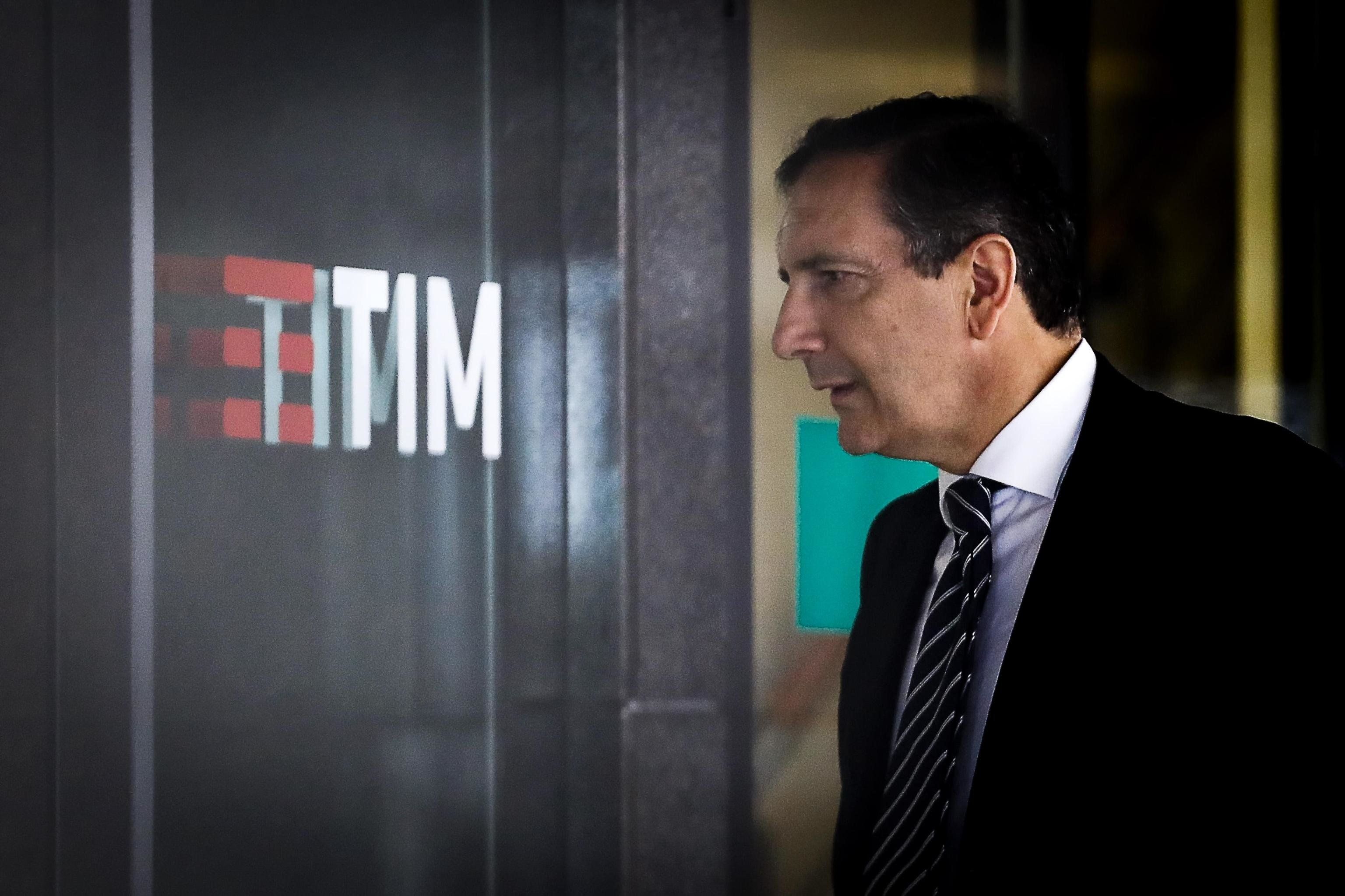 Su Tim i francesi gettano la spugna. Il timone resta a Gubitosi ed Elliott