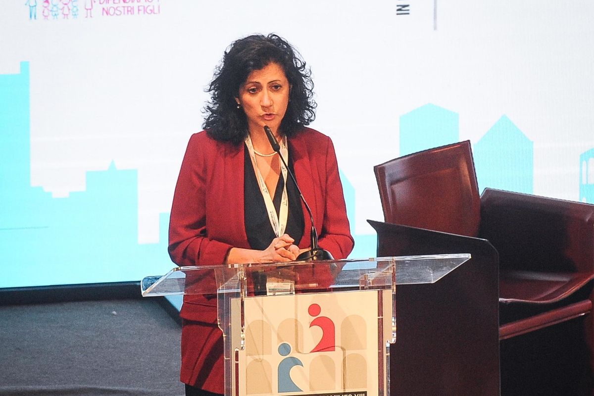 La grillina eretica sfila per la famiglia e sfida Di Maio