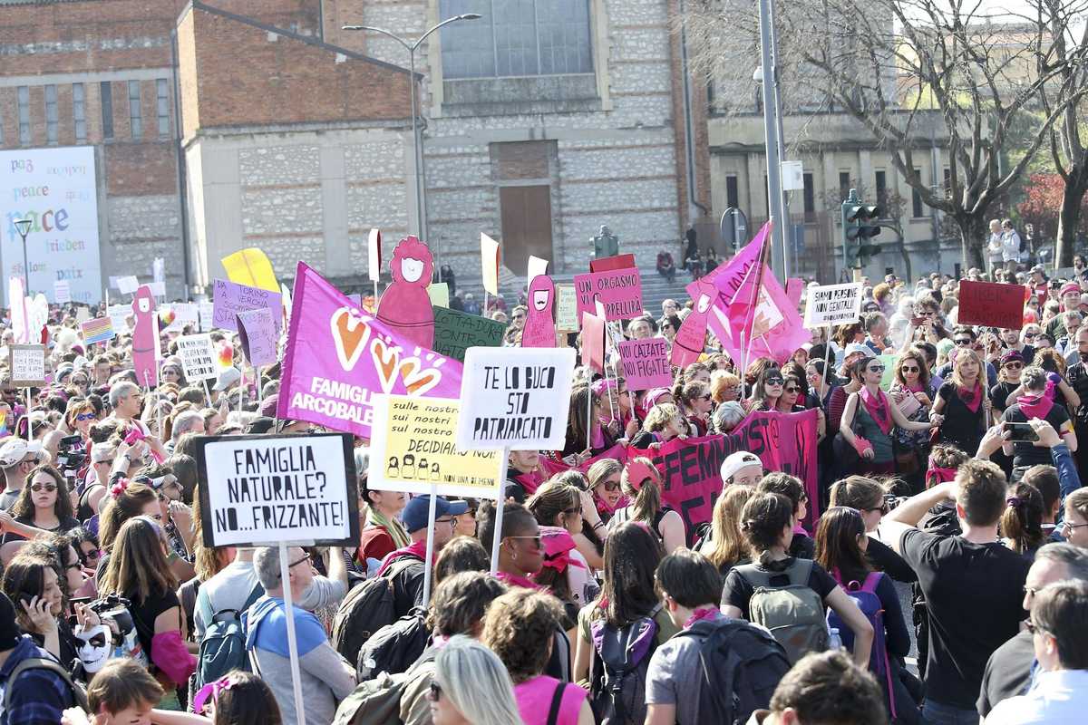 La Cirinnà minaccia: «Attento Bussetti, rieducheremo i figli degli oscurantisti»