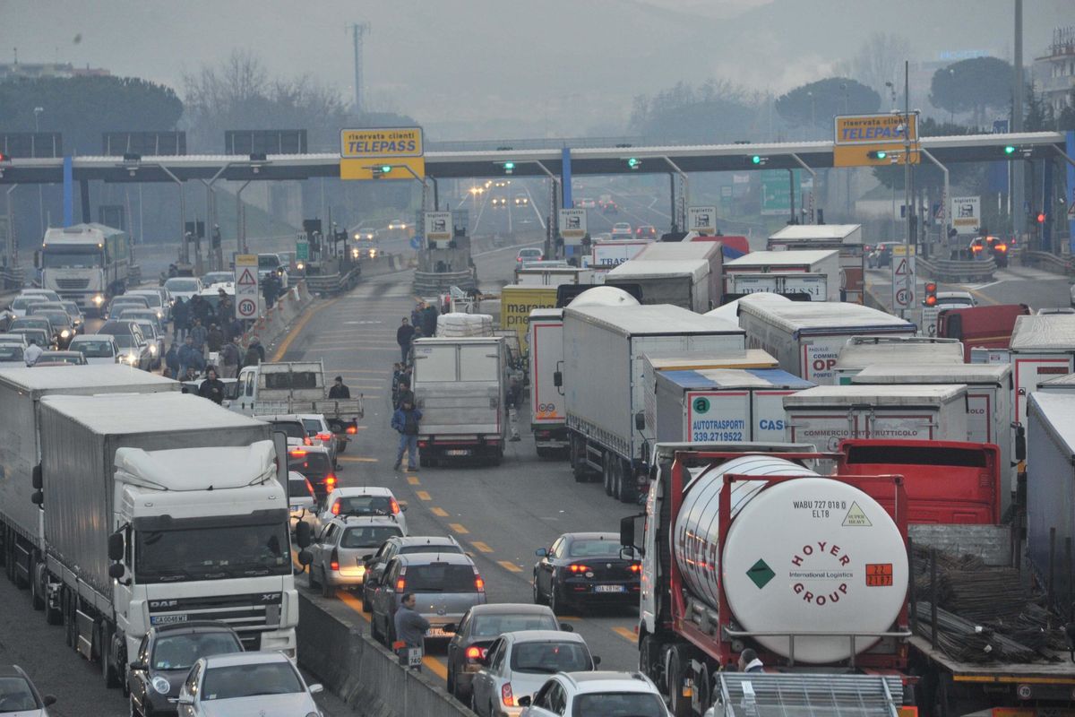 Autostrade si ribella al governo: «Inaccettabili i tagli dei pedaggi»
