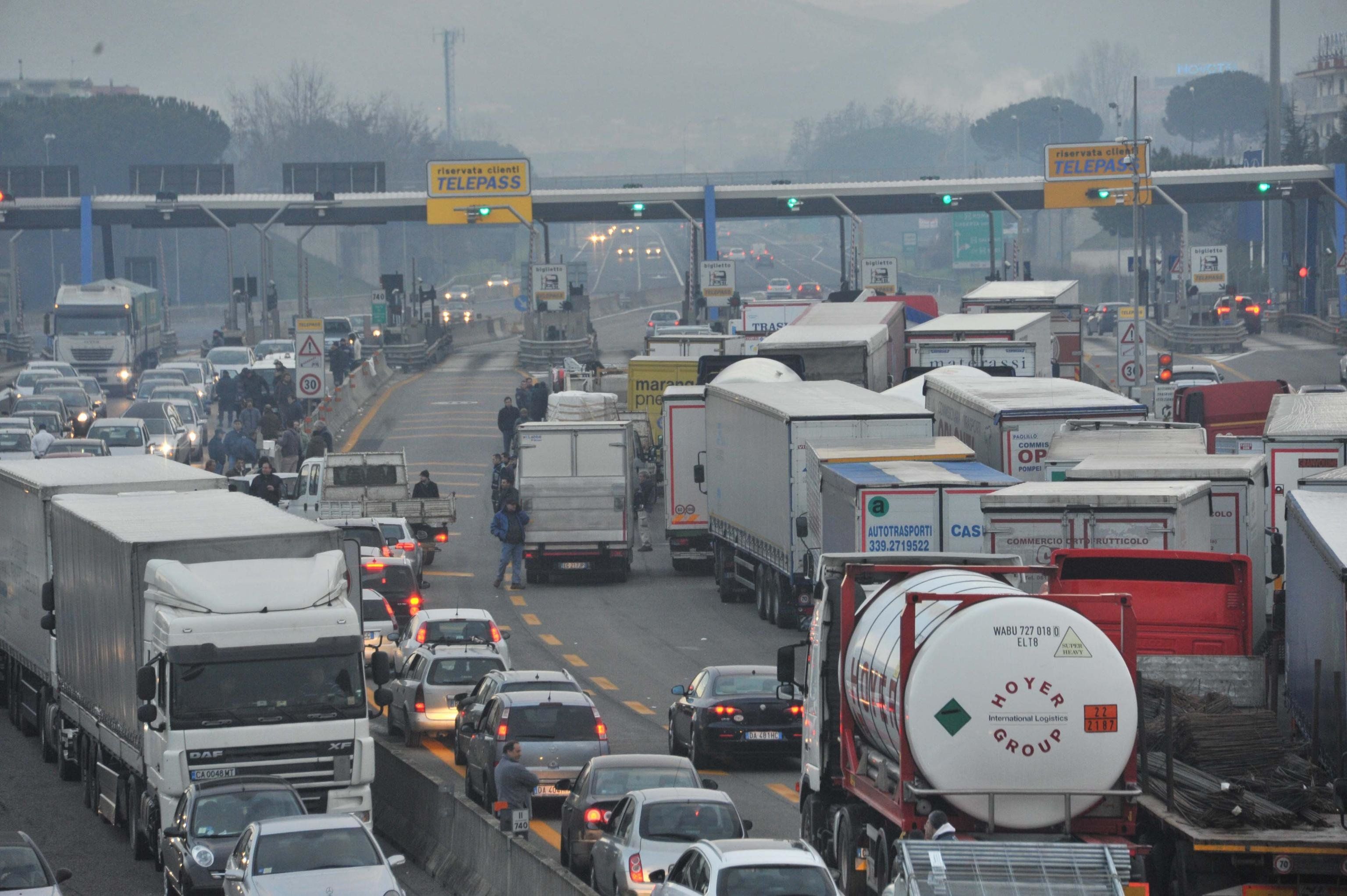 Autostrade si ribella al governo: «Inaccettabili i tagli dei pedaggi»