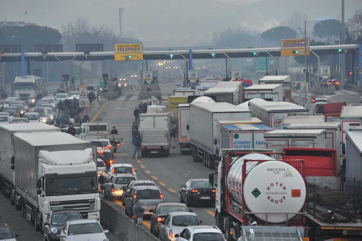 Autostrade si ribella al governo: «Inaccettabili i tagli dei pedaggi»