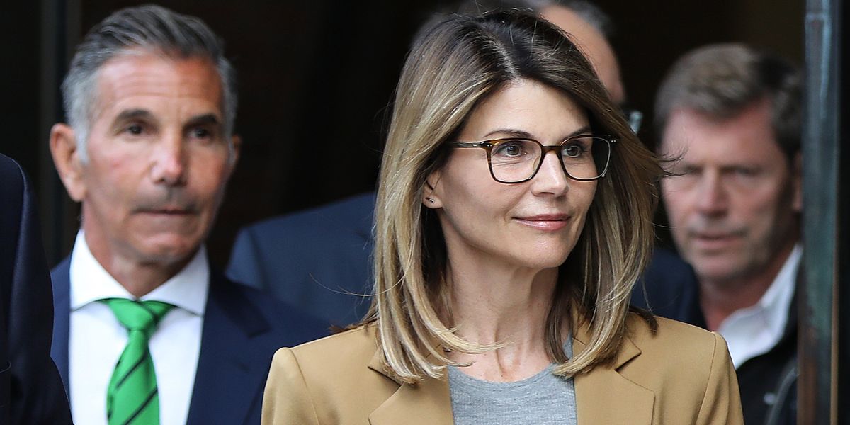 College Scam: Lori Loughlin Signed Autographs on Her Way to Court