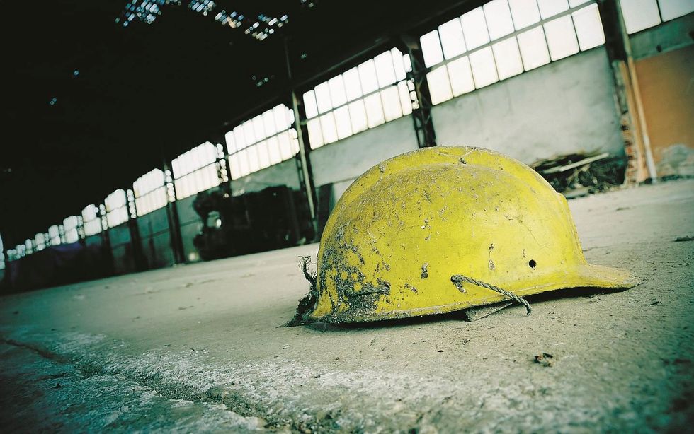 Gli avvoltoi del fallimento. Ogni giorno saltano 31 aziende e c’è il business di chi le affossa