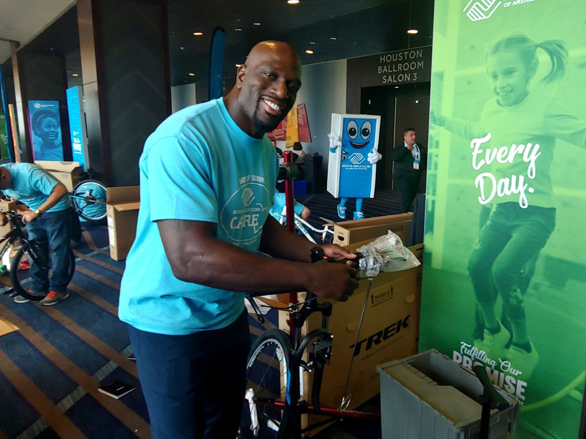 WWE powerhouse Titus O'Neil muscles up for Houston kids