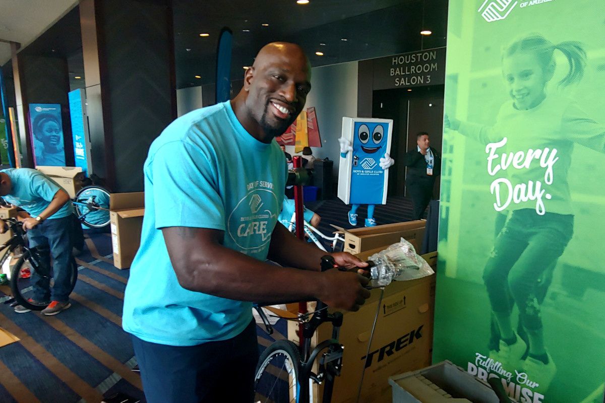 WWE powerhouse Titus O'Neil muscles up for Houston kids