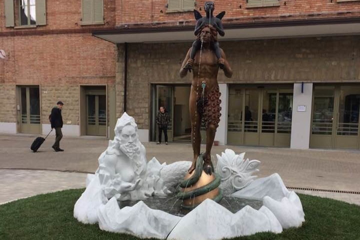 Il sindaco pd spende 50.000 euro per un «Satana» con il fallo eretto