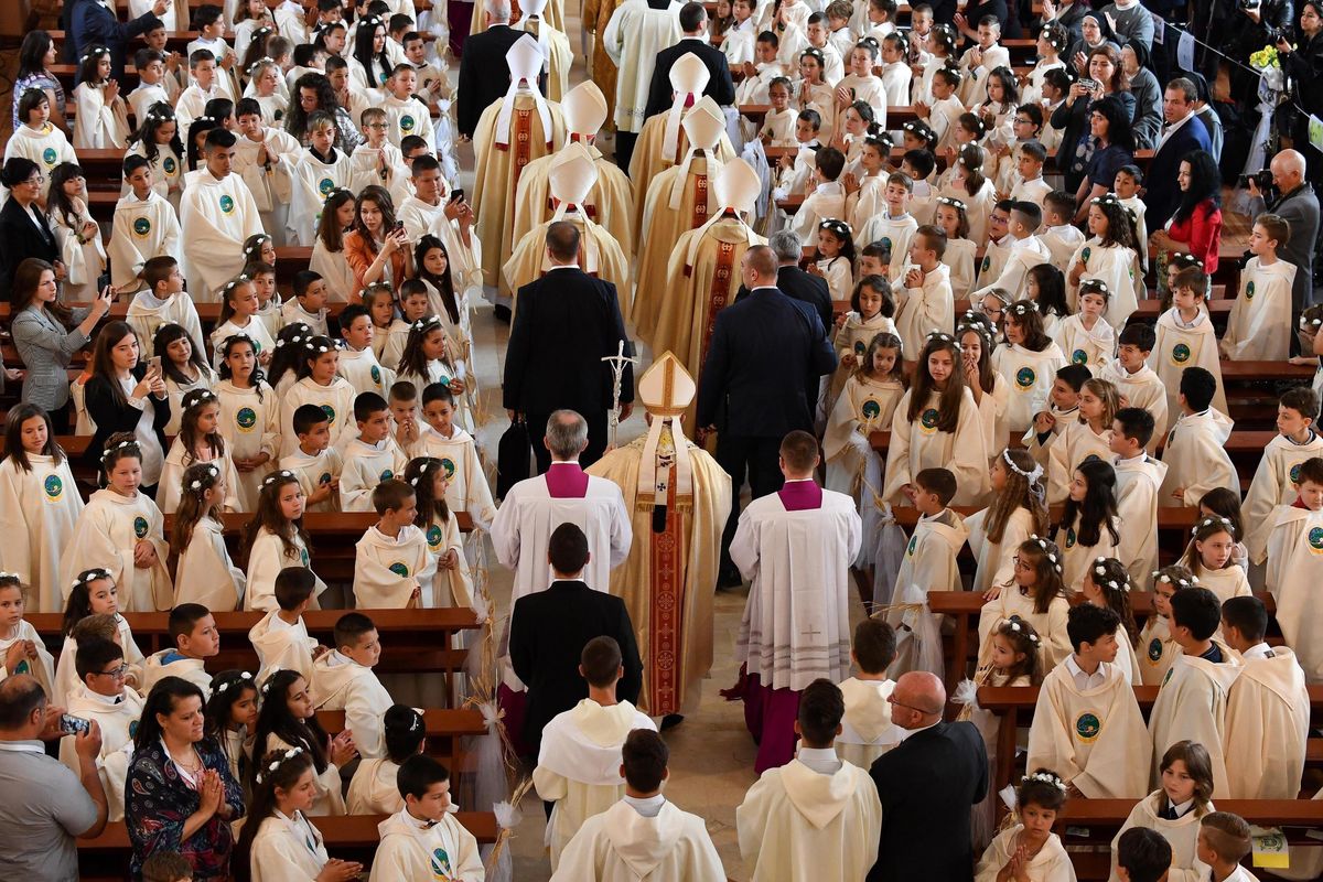 «Vediamoci in chiesa, si fa l’aperimessa»