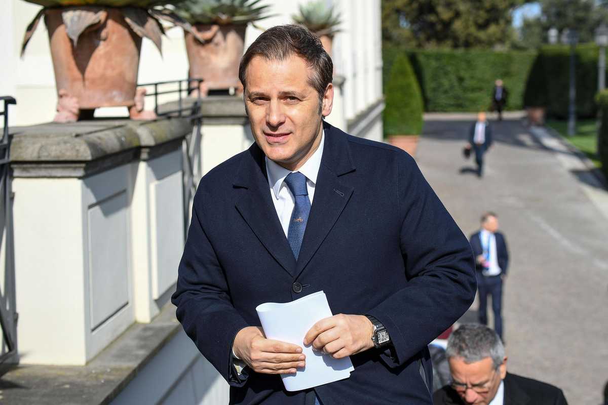 I pm torchiano Arata per tre ore. Oggi potrebbe essere il turno di Siri