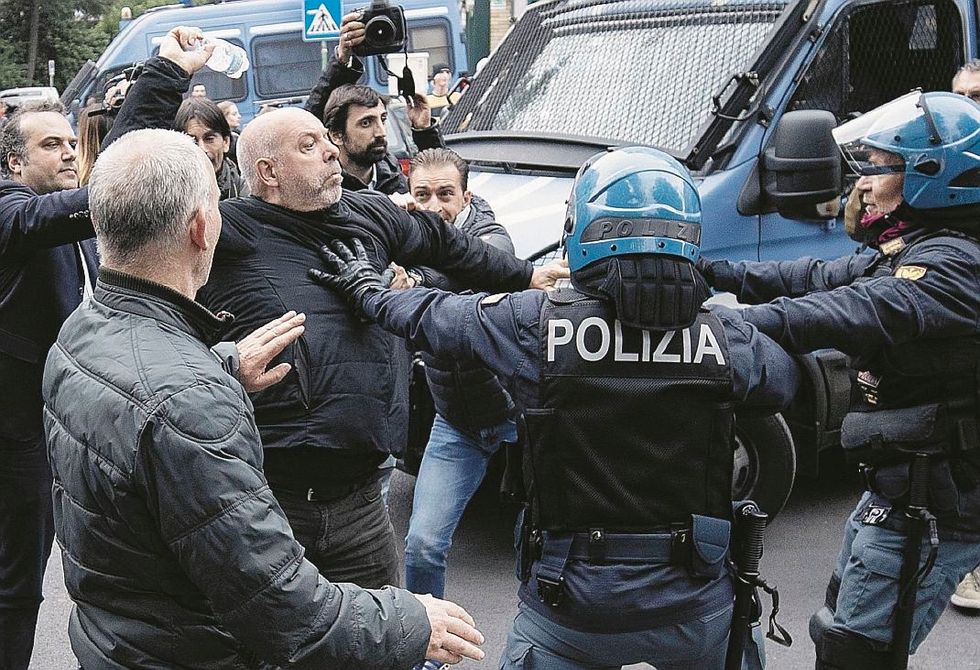 I nomadi rinunciano alla casa: «Via da Casal Bruciato». Denunciato chi invoca stupri