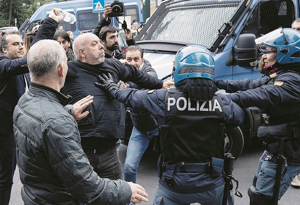 I nomadi rinunciano alla casa: «Via da Casal Bruciato». Denunciato chi invoca stupri