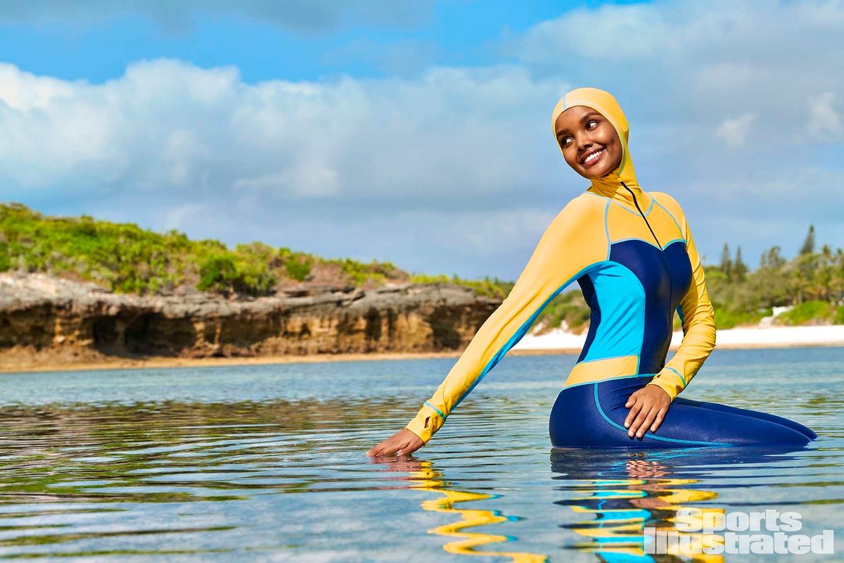 Anche «Sports Illustrated» cede alla sharia e pubblica il suo primo burqini
