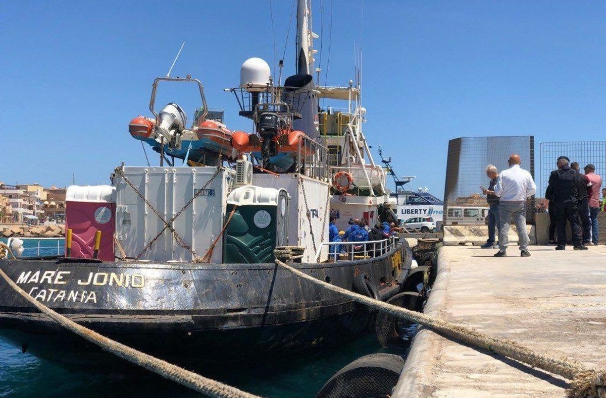 Stop alla Mare Jonio a Lampedusa. Sequestro e indagini per il taxi del mare