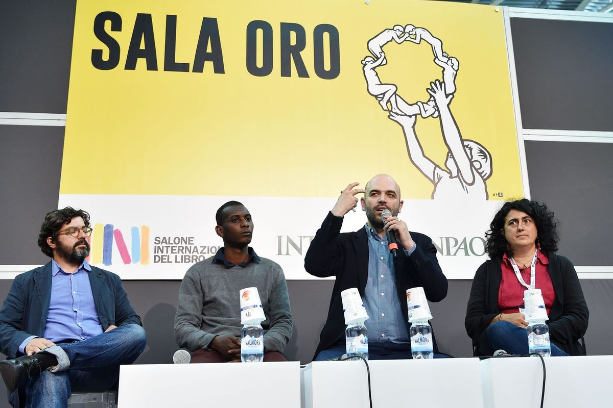 Il domatore Saviano
chiude il circo del Salone e benedice la censura