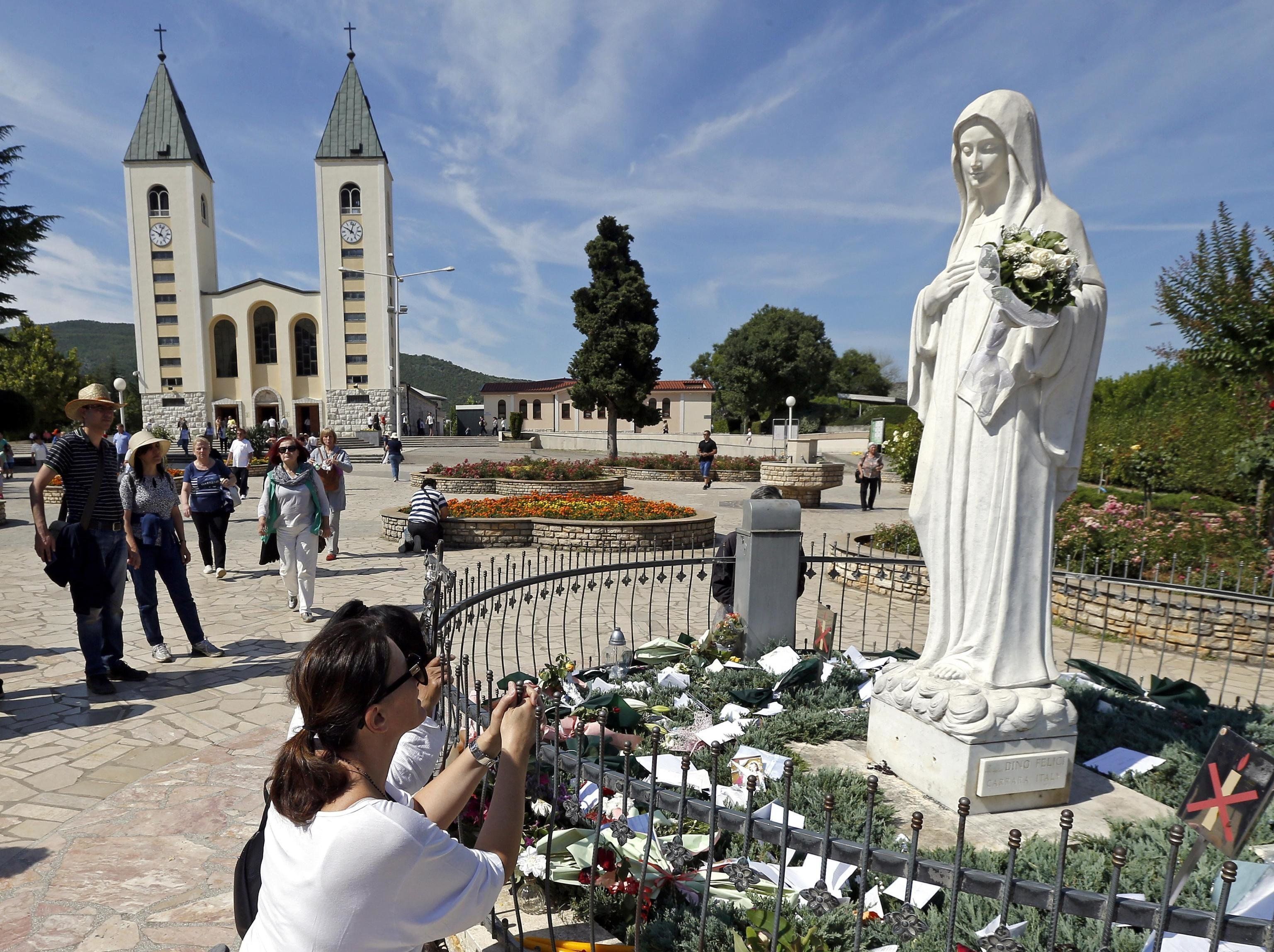 Medjugorje, svolta sui pellegrinaggi: «Sì del Papa, miracoli sotto esame»