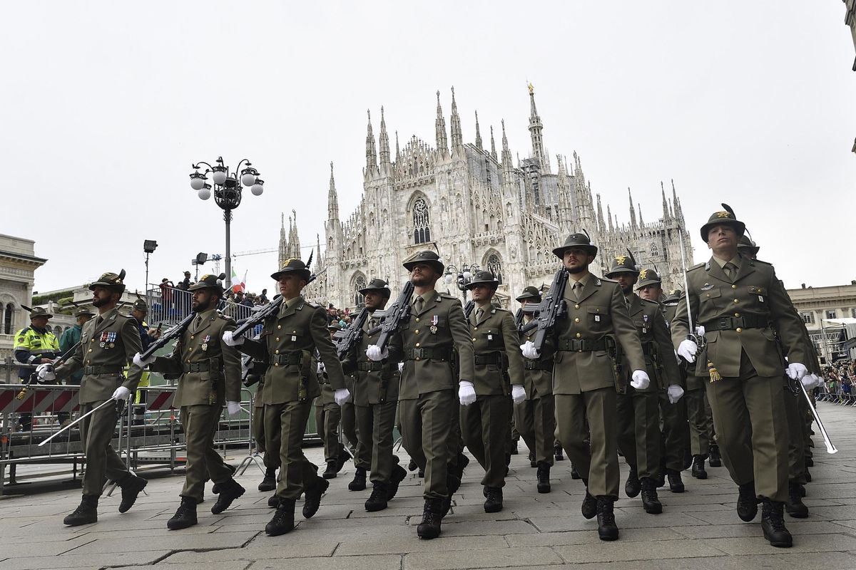 Viva gli alpini, ma che errore volerli confinare nei ricordi del passato