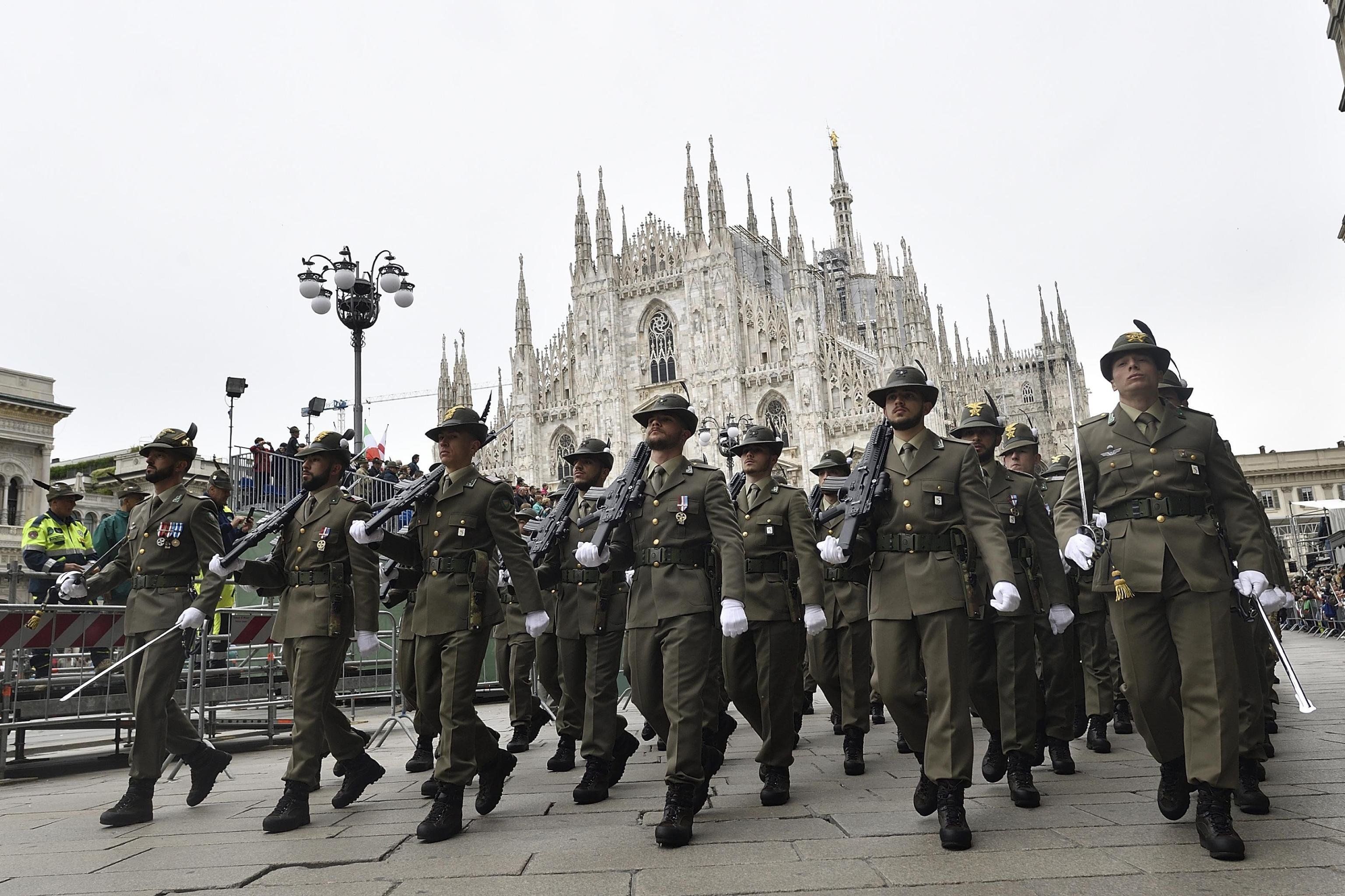 Viva gli alpini, ma che errore volerli confinare nei ricordi del passato
