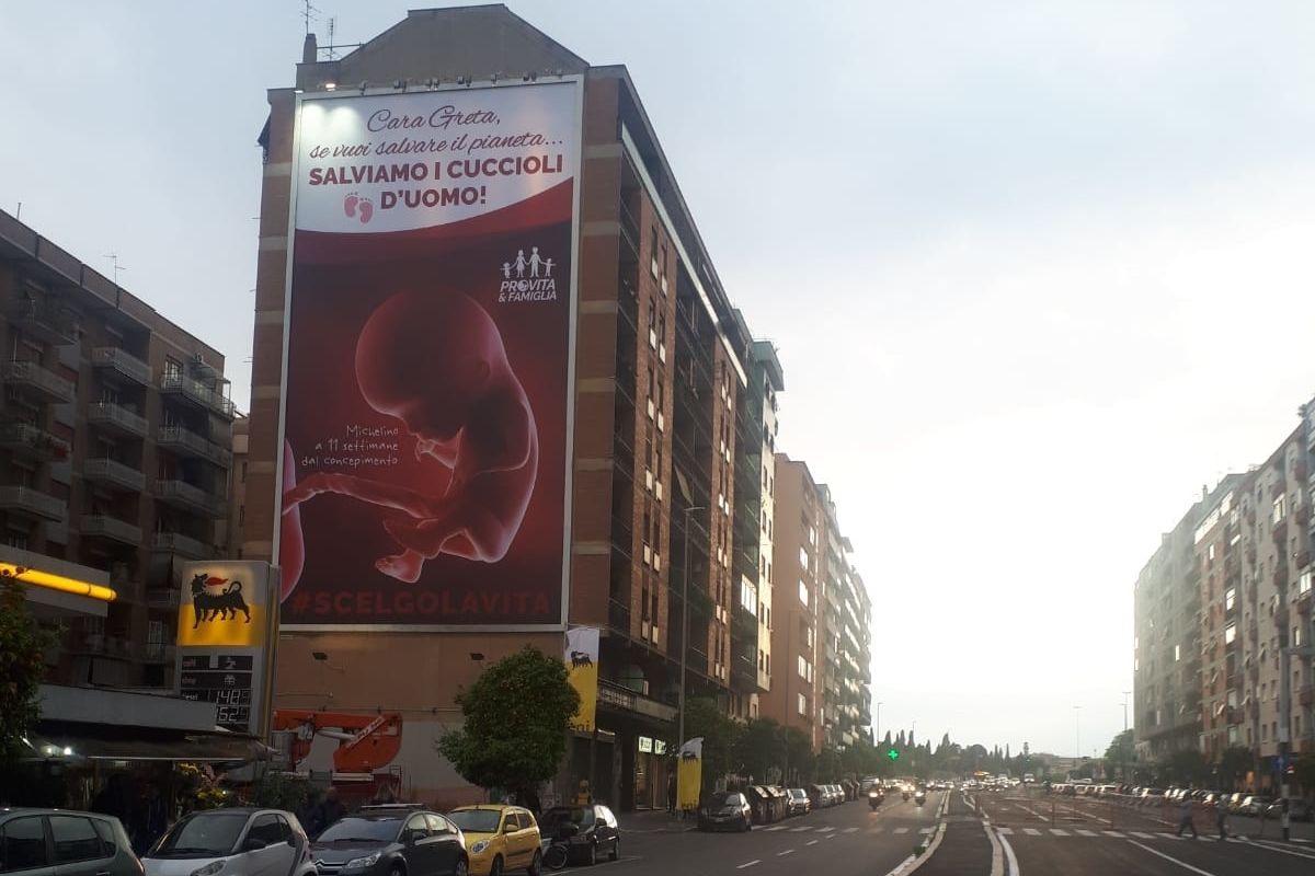 A Roma affisso il più grande manifesto contro aborto