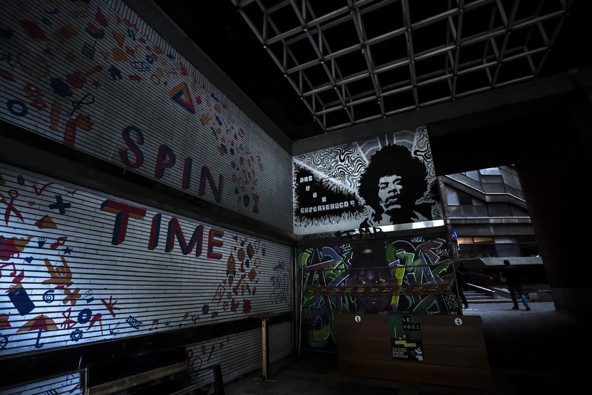 Party gender e concerti rave nel palazzo occupato e «miracolato» dal cardinale