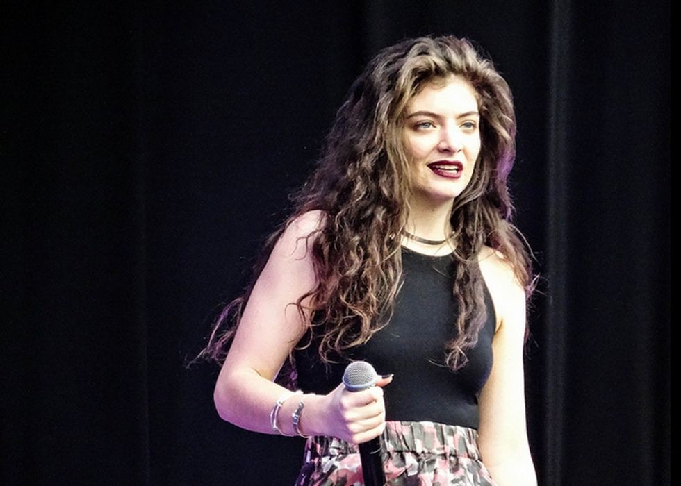 Lorde Found A Photoshopped Photo Of Herself And Decided To Tweet An Untouched Real One Next To It