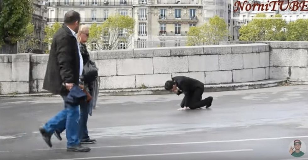 How people react when 2 'versions' of the same man fall and cry for help.