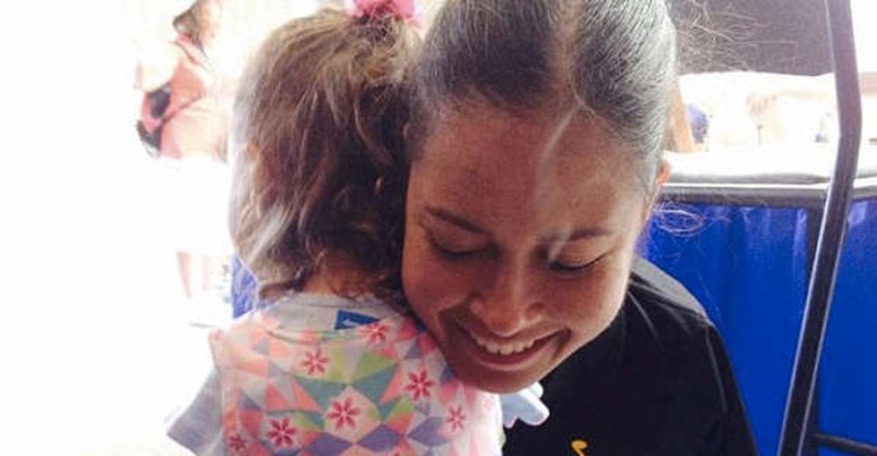 When a pilot with no arms met a 3-year-old girl with no arms, the world's best hug occurred.