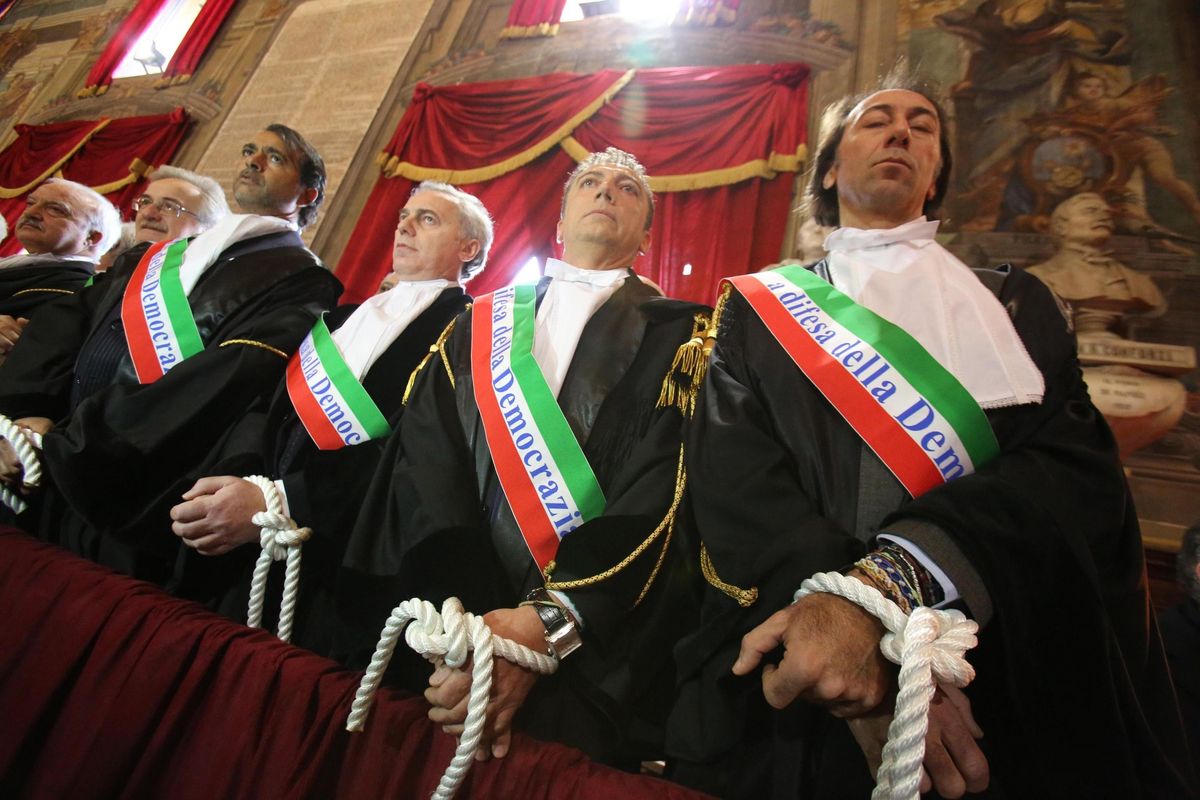 «Compravano i giudici a Salerno». Una sentenza costava 30.000 euro