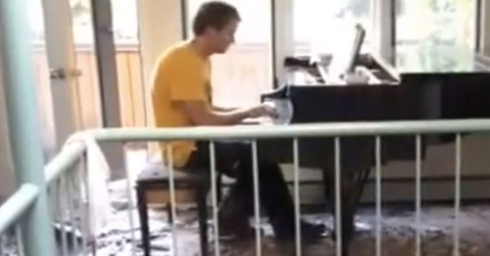 Watch A Man Playing Piano In His House After The Floods For A Heartbreaking Reason