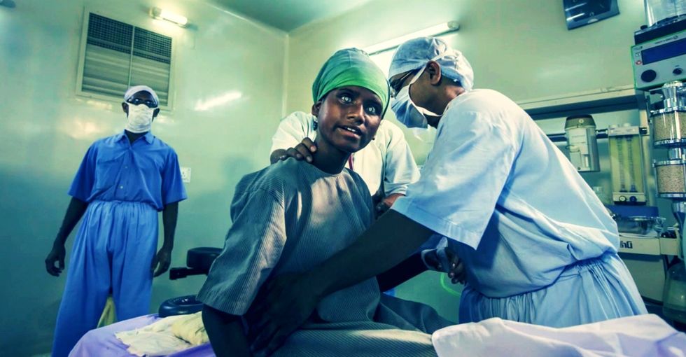 2 sisters see the world for the first time ever, thanks to a 15-minute procedure.