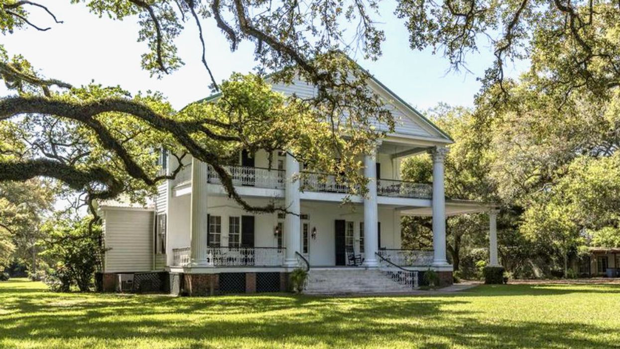 This gorgeous 1852 mansion in Louisiana is for sale as a stunning B&B
