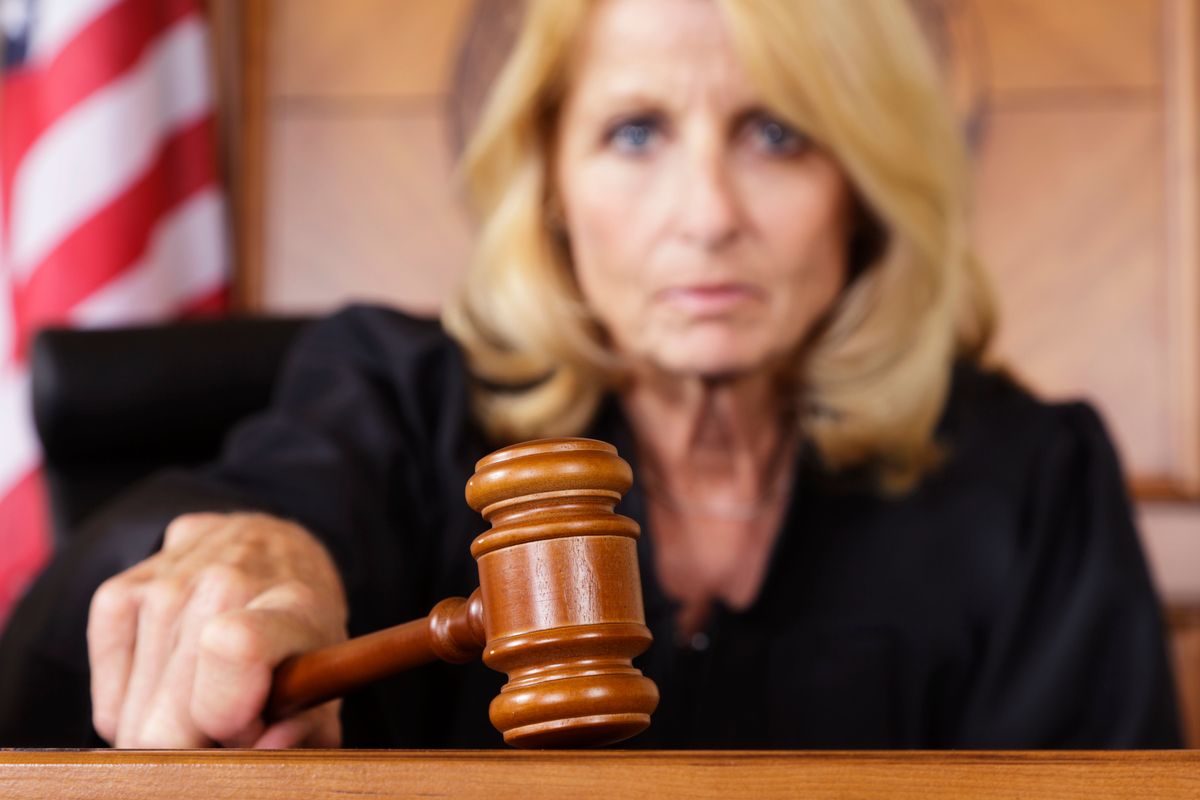 Teme i legali: la giudice scortata a processo