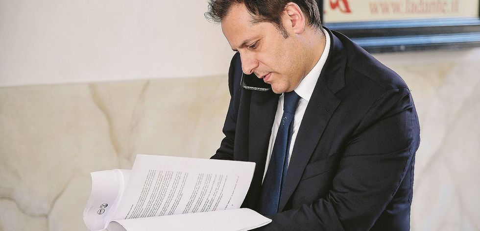 Indagini, inciuci, reddito e immigrati. M5s e Lega si tirano sberle su tutto