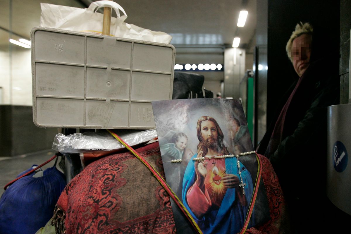«Cattolico di m...» e l’africano lo accoltella