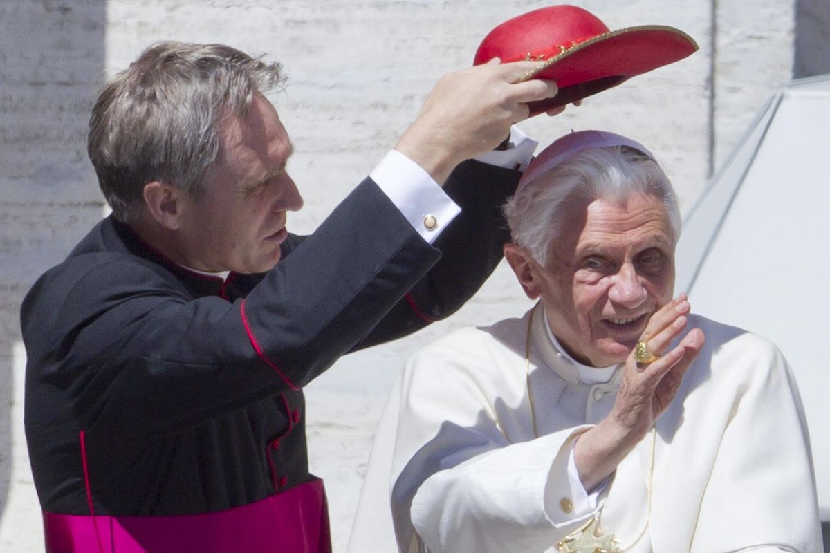 Il grande ritorno di padre Georg per difendere Ratzinger e la Chiesa