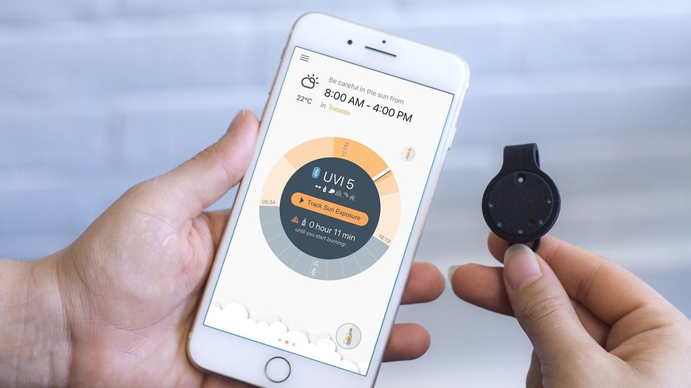 A photo of the \u200bQSun UV Exposure Tracker, which tracks UV exposure and sets a timer to remind you to get into the shade