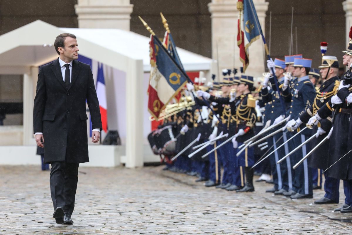 Il «pacifico» Macron invia truppe e carri armati ai confini della Russia